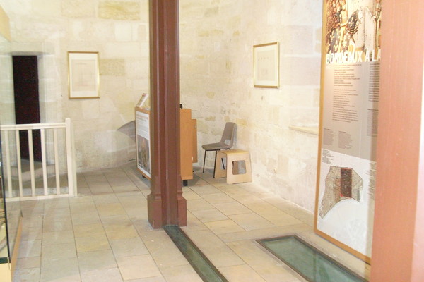 A l'intérieur de la porte Cailhau